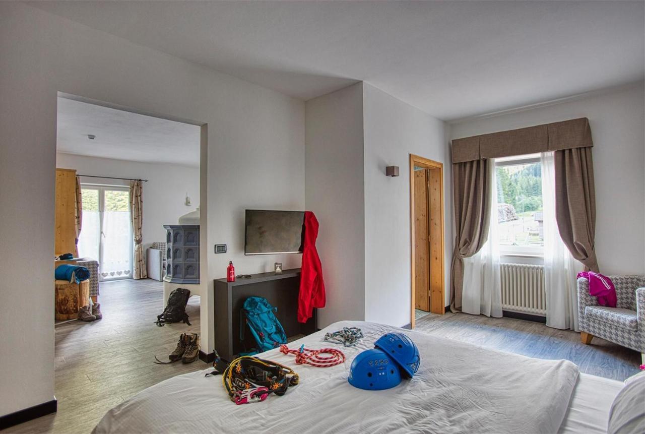 Hotel Valacia Pozza di Fassa Eksteriør bilde