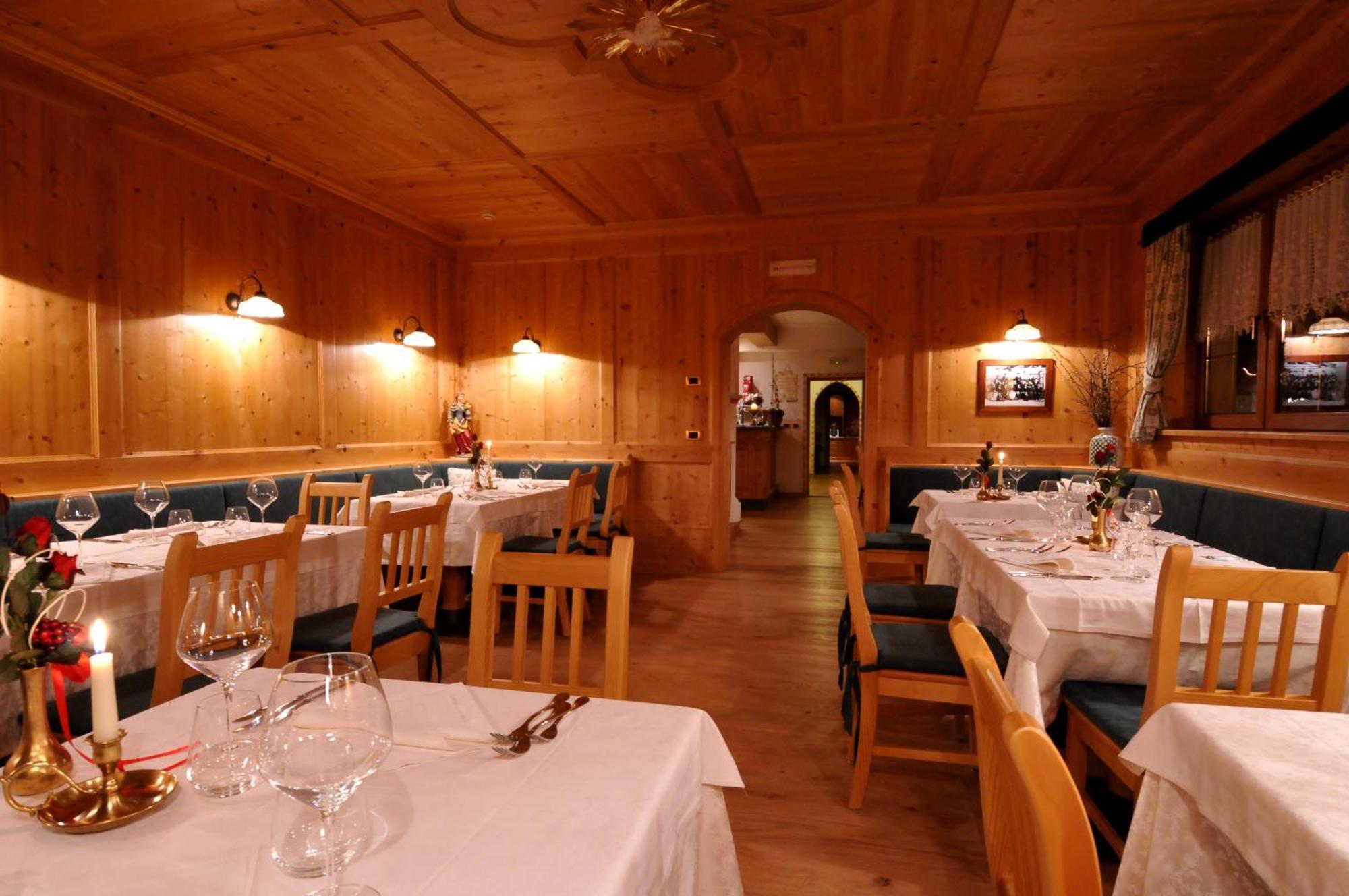 Hotel Valacia Pozza di Fassa Eksteriør bilde