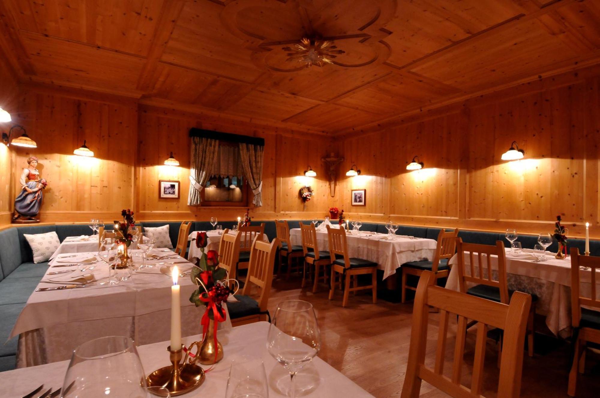 Hotel Valacia Pozza di Fassa Eksteriør bilde