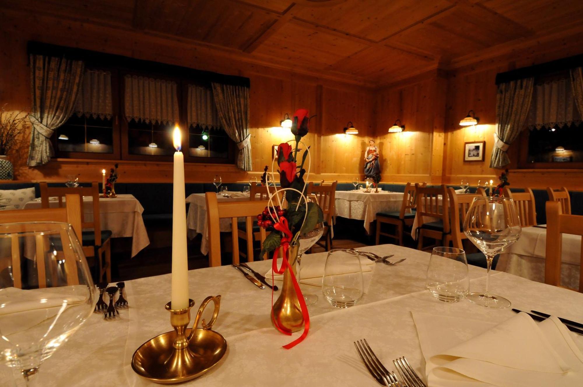 Hotel Valacia Pozza di Fassa Eksteriør bilde