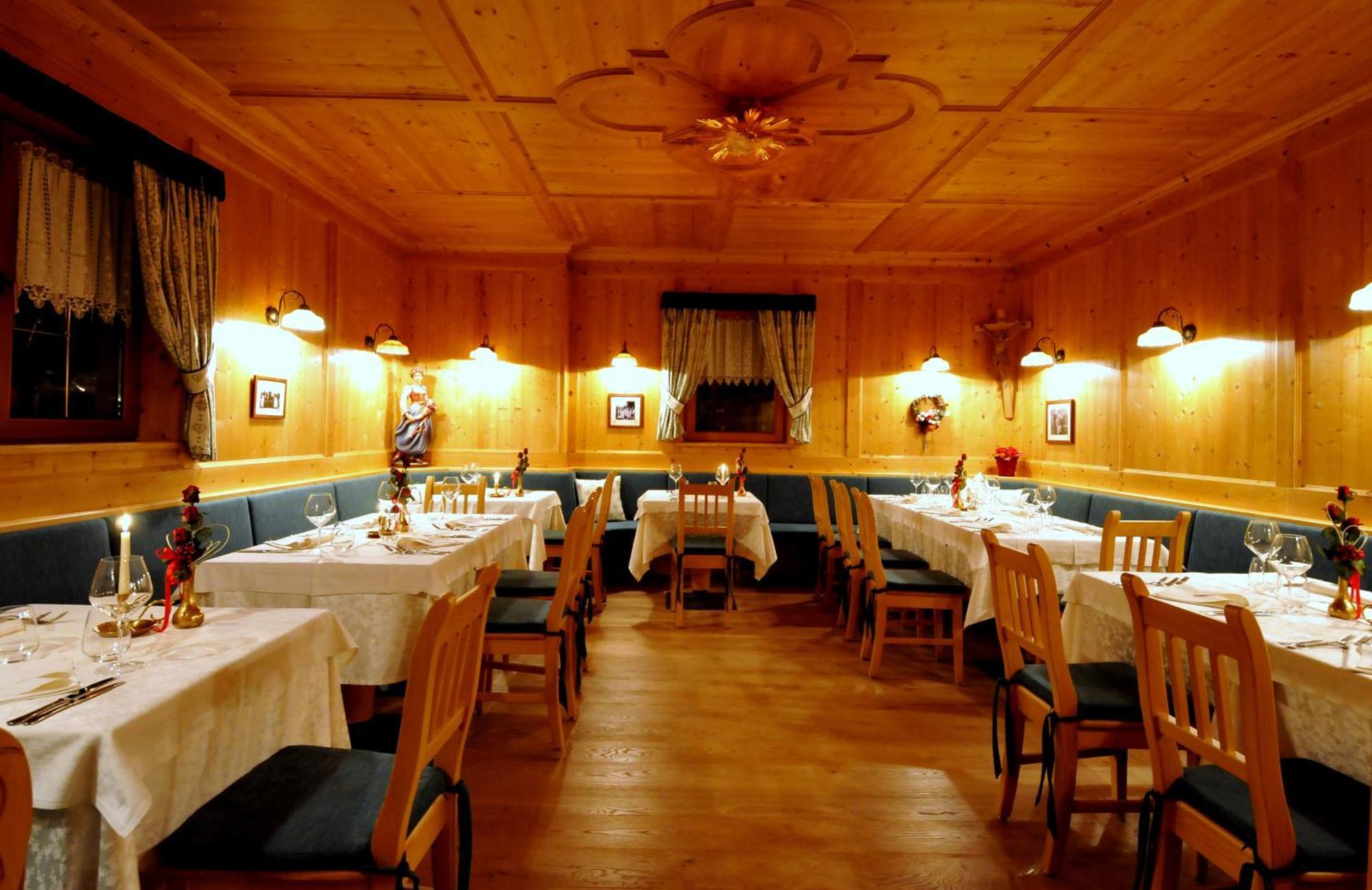 Hotel Valacia Pozza di Fassa Eksteriør bilde