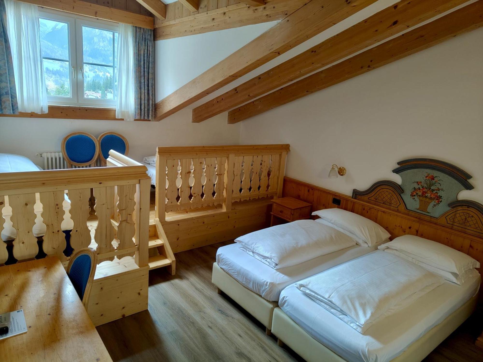 Hotel Valacia Pozza di Fassa Eksteriør bilde