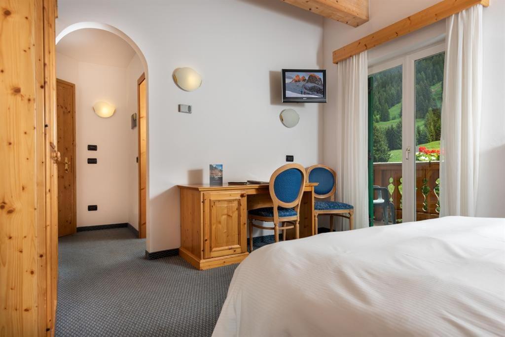 Hotel Valacia Pozza di Fassa Eksteriør bilde