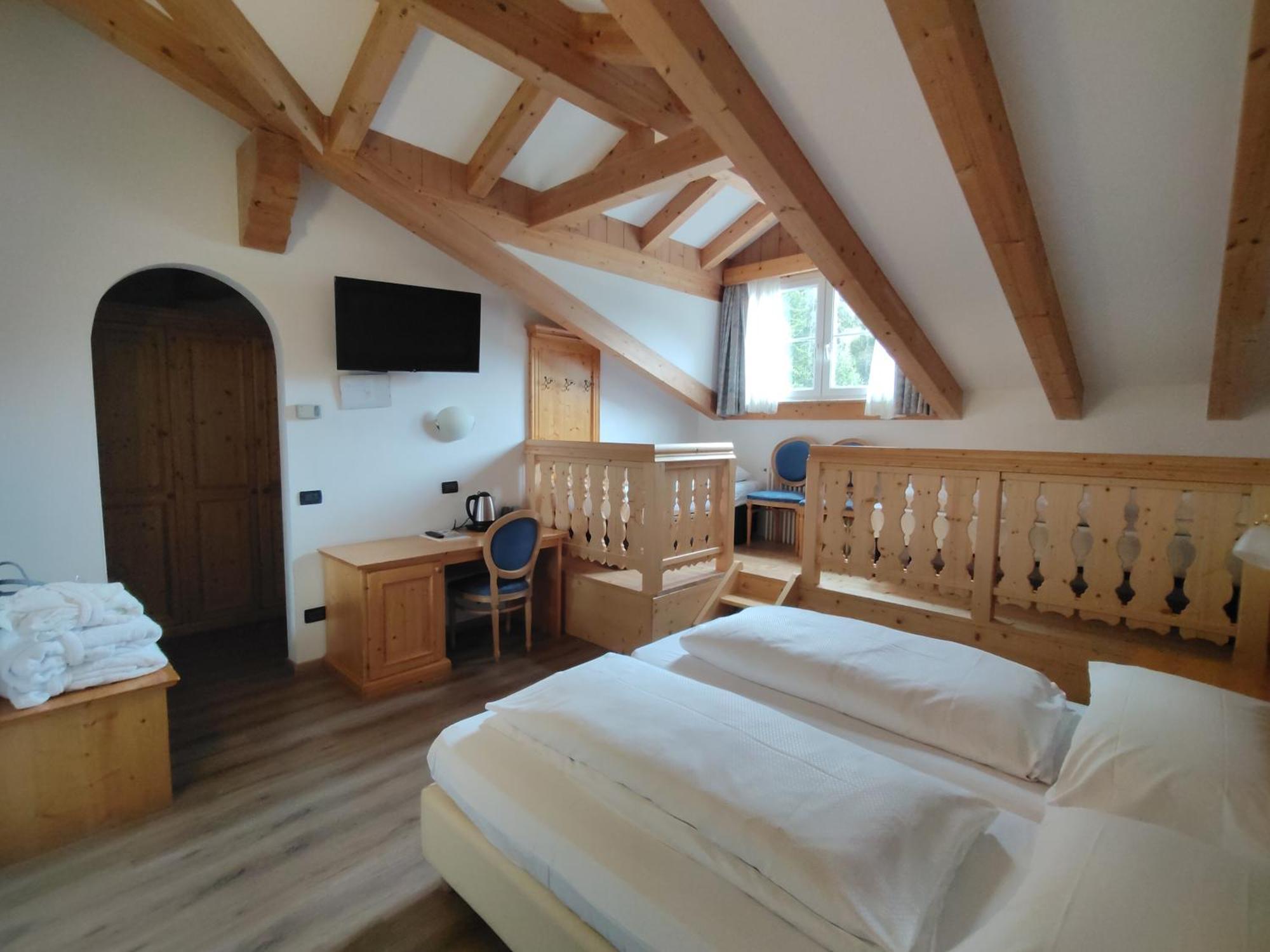 Hotel Valacia Pozza di Fassa Eksteriør bilde