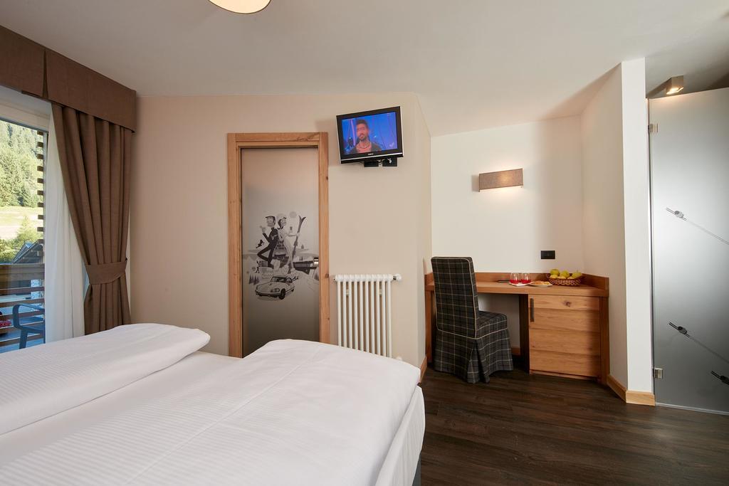 Hotel Valacia Pozza di Fassa Eksteriør bilde