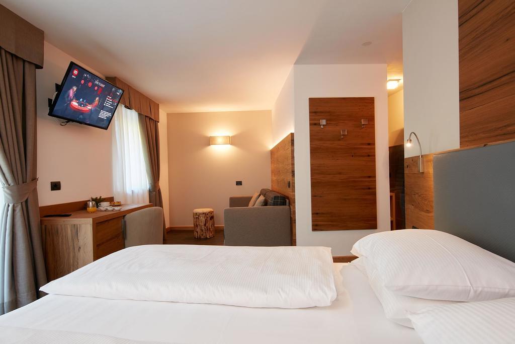 Hotel Valacia Pozza di Fassa Eksteriør bilde