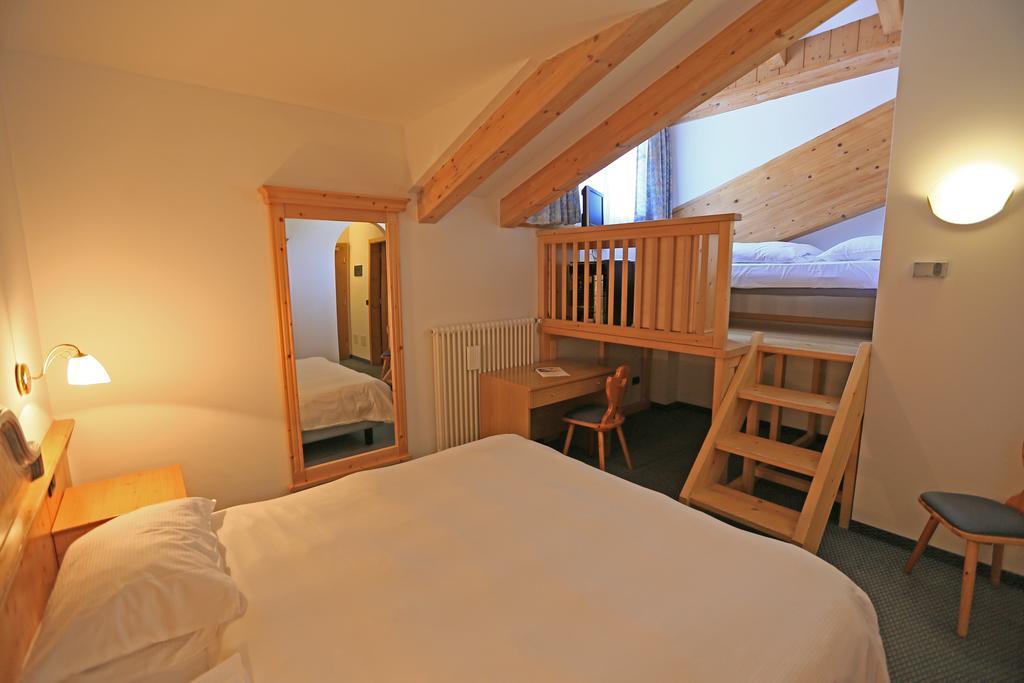 Hotel Valacia Pozza di Fassa Eksteriør bilde