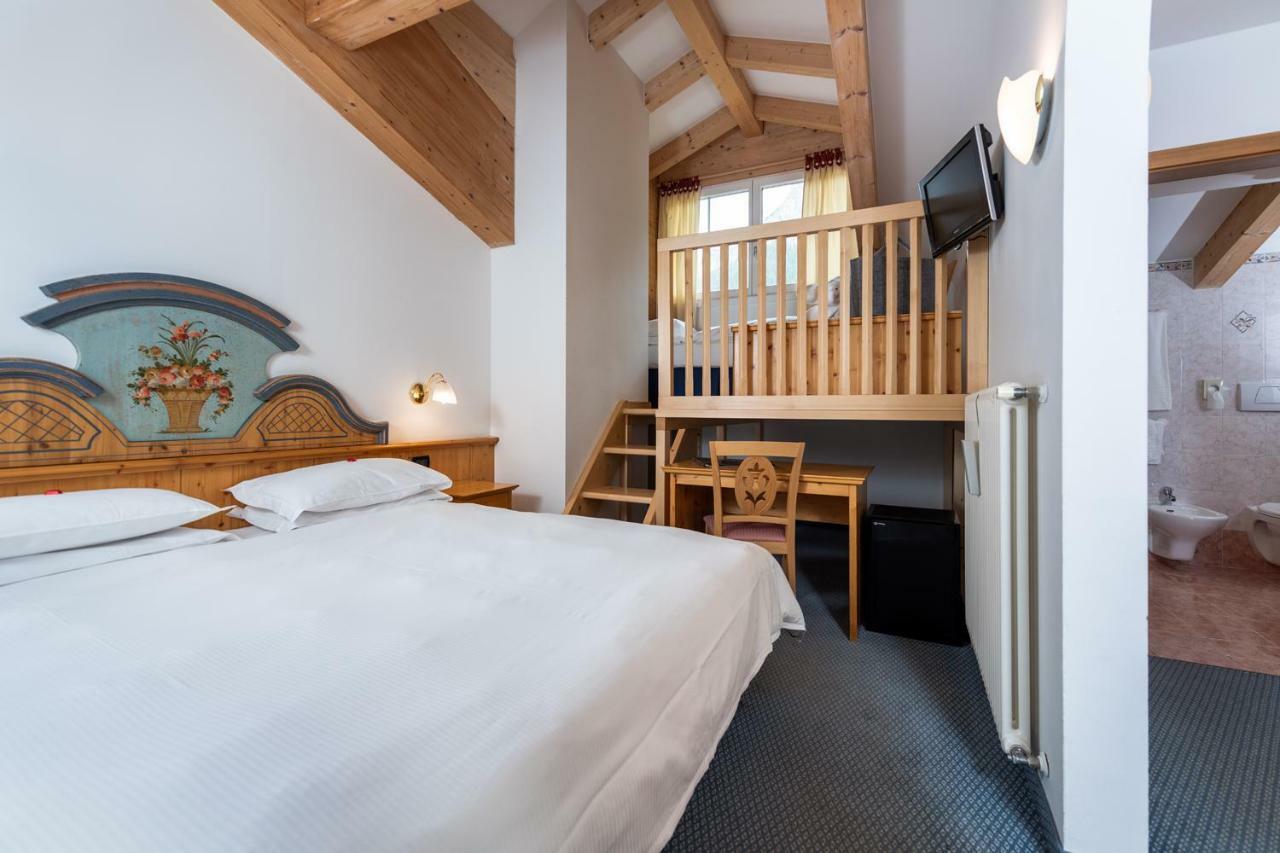 Hotel Valacia Pozza di Fassa Eksteriør bilde